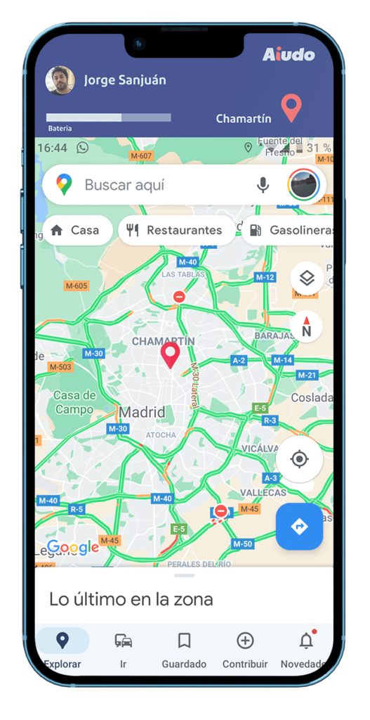 Una imagen de u móvil con el mapa de la ciudad de Madrid y el logo de Aiudo arriba.