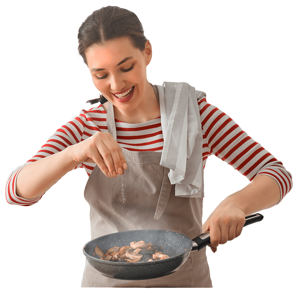 Una mujer silueteada cocinando en la sartén.