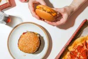 Imagen de hamburguesas y pizzas: alimentos prohibidos para la tensión alta