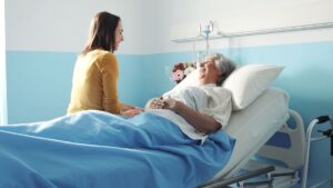Mujer joven visita a su abuela en el hospital