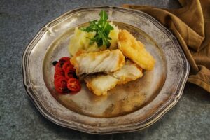 Plano cenital de un plato con bacalao y verduras