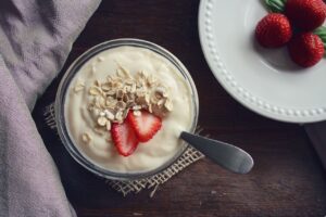Plano cenital de un yogurt natural