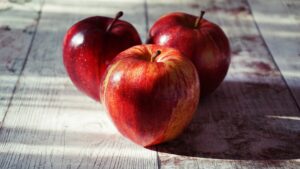 Primer plano de tres manzanas rojas