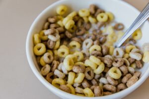 Fotografía de un bol de cereales con leche