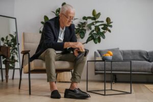 Hombre mayor poniéndose un zapato