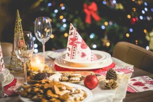 detalles decorativos en una mesa navideña