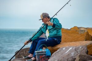 Hombre mayor pescando