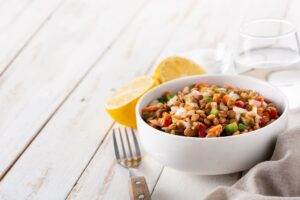 Bol de ensalada de lentejas: una forma de comer legumbres