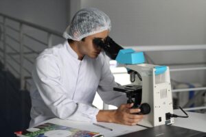 Un científico analiza proteínas en el microscopio