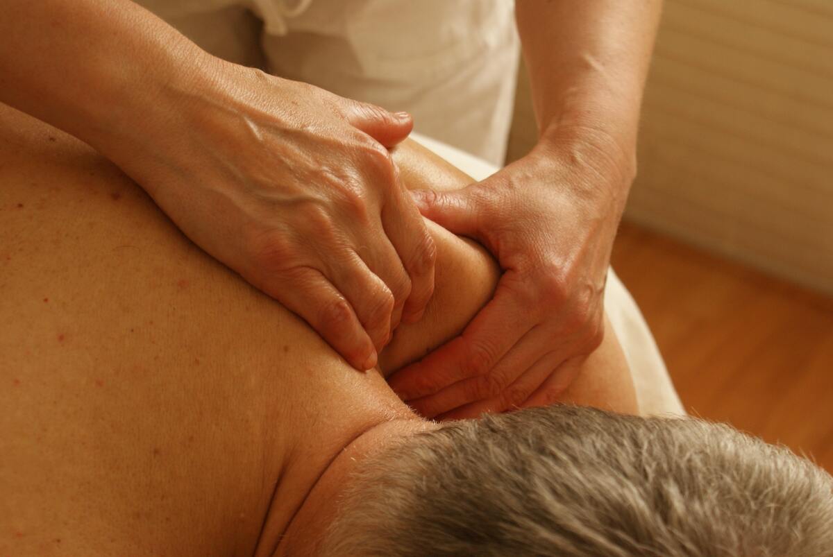 una persona haciendo masajes 